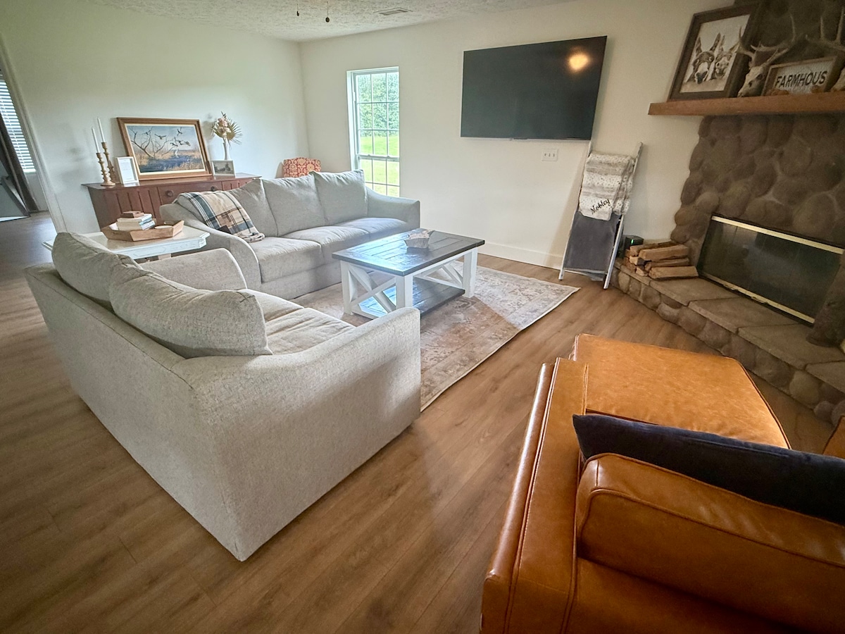 Dva pohodlné gauče, 1 stolička s taburetou a hojdacie kreslo. Dostatok miesta na rozloženie a vychutnanie si veľkej 65-palcovej inteligentnej televízie. 