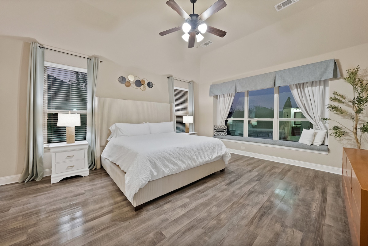 Master Bedroom 1: Bright vibes with modern decor and awesome views of the pool and backyard oasis! With ensuite bathroom (separate shower and deep bath tub)