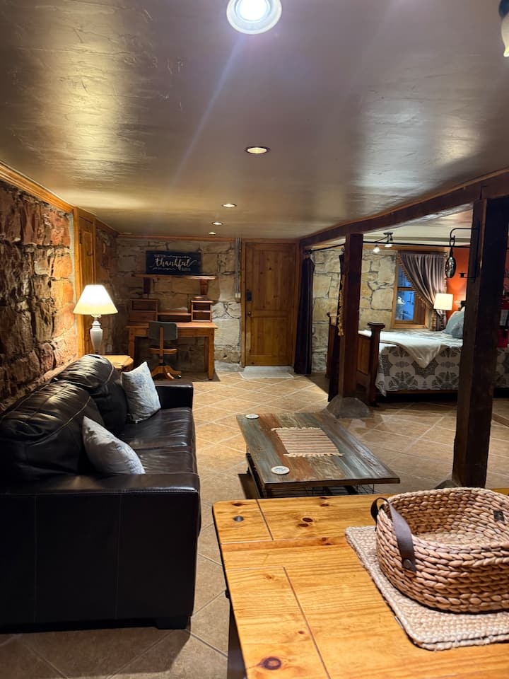 Free Ms Soaks With Flatiron Stay! Suite 9 - Hot Springs, SD