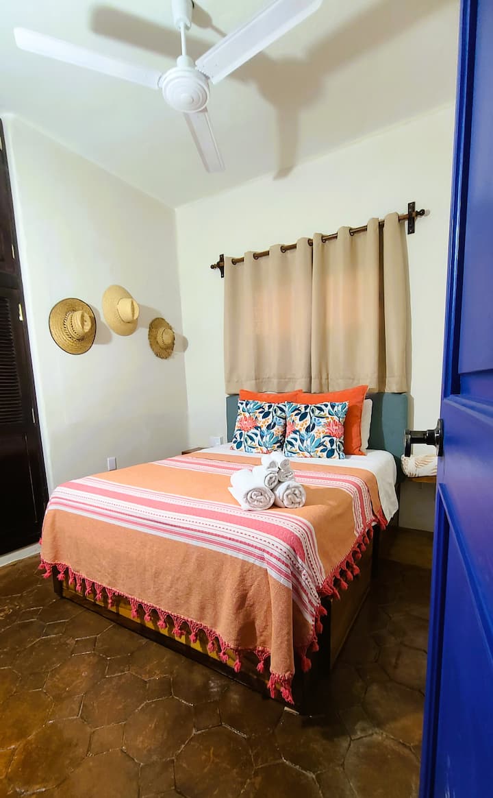 เตียงคู่พร้อมตู้ไม้สำหรับเสื้อผ้าและตู้นิรภัยสำหรับของมีค่า