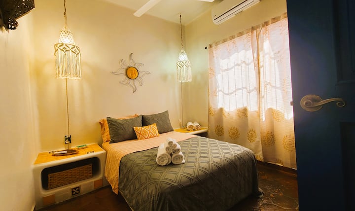 เครื่องปรับอากาศ เตียงคู่พร้อมพัดลมเพดานและตู้ไม้สำหรับเสื้อผ้า