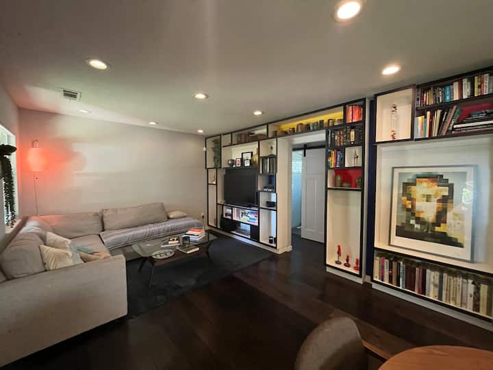 Super pohodlný gauč, nástenná lampa Nelson, knižnica inšpirovaná Mondrianom