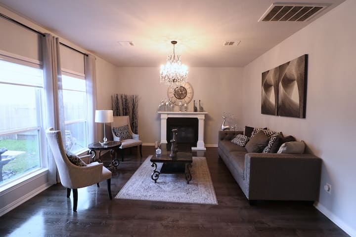 Modern Home 4 Br 2.5 Ba Near Iah - Spring, TX