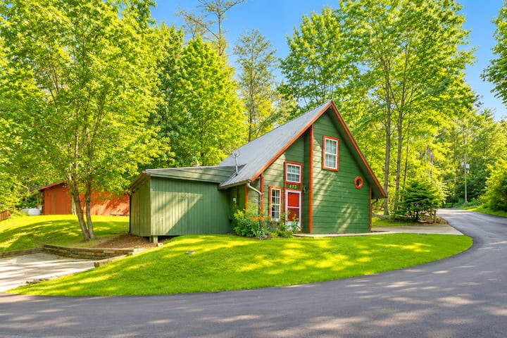 Cozy Smoky Mountain Cabin - Hot Tub-prime Location - Gatlinburg, TN