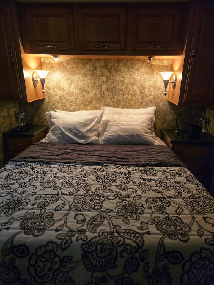 מיטת קווין סייז בחדר השינה הפרטי הזה עם מקום לאחסון בגדים ומזגן ייעודי. 