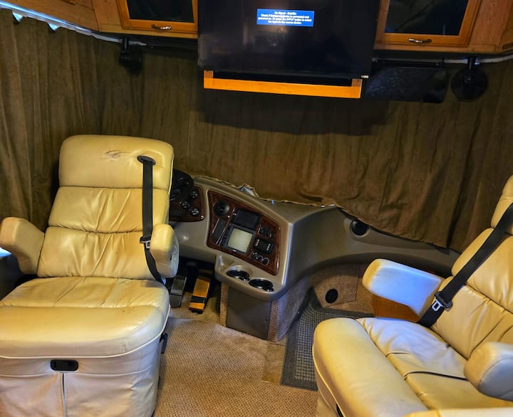 בסלון יש שפע של מקום לשישה אנשים לשבת בנוחות! שני כיסאות הקפטן האלה נוטים לאחור.