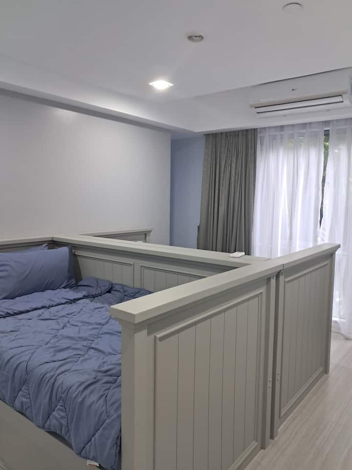 这间客房明亮多功能，设有2张舒适的超大单人床，可直接通往户外露台，非常适合呼吸清新的晨间空气或欣赏郁郁葱葱的花园景观