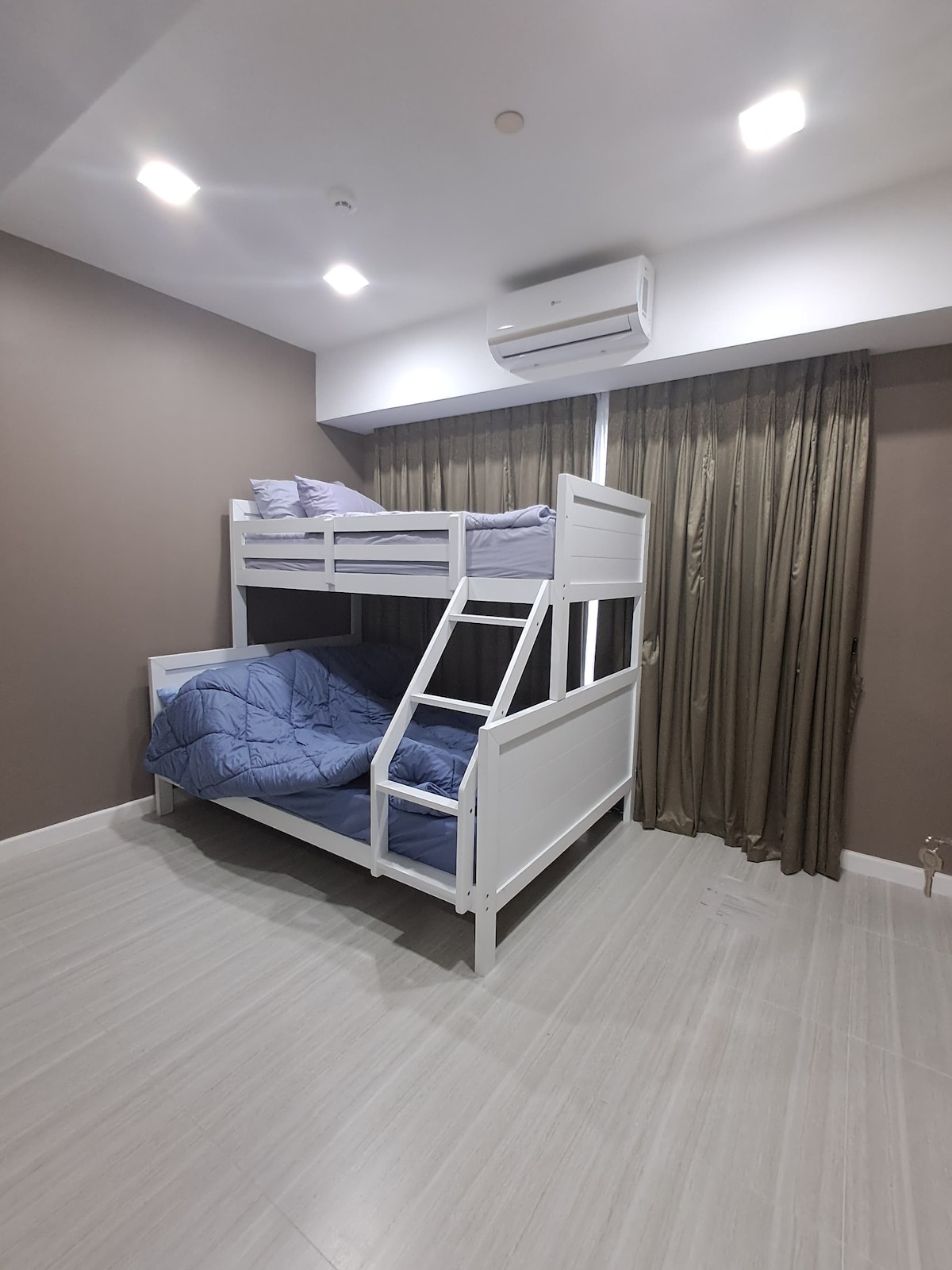 Donji krevet za dvije osobe i gornji krevet za jednu osobu s pripadajućom kupaonicom – savršeno za obitelji ili grupe putnika.