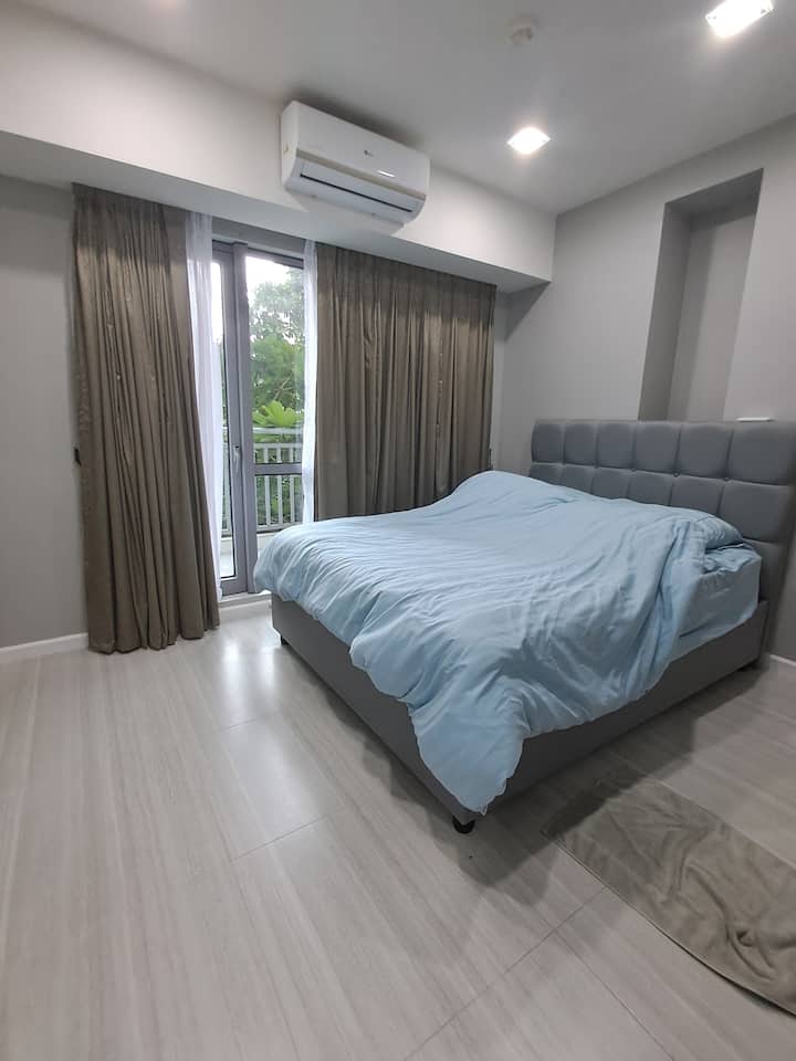 宁静的度假胜地，配备豪华标准双人床、独立套房卫生间和舒适的阳台，非常适合欣赏天际线美景或享用宁静的晨间咖啡。 非常适合寻求舒适和隐私的情侣或独行房客入住。