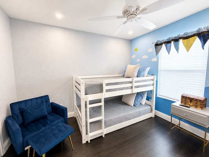 Acogedor dormitorio con litera, TV y comodidades. Perfecto para familias o viajeros que buscan comodidad y relajación. Disfruta de una estancia tranquila y relajante con amplio espacio de almacenamiento y una decoración moderna.