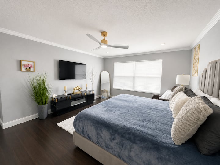Amplio dormitorio tamaño king con sábanas de felpa, baño privado adjunto y televisor de pantalla plana. El ventilador de techo proporciona un ambiente relajante. Ideal para parejas o viajeros solitarios que buscan comodidad y relajación.