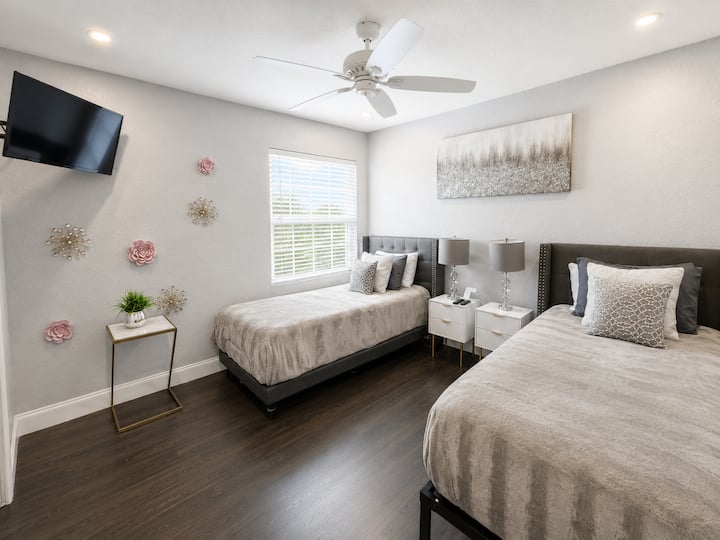 Acogedora recámara con dos camas individuales, perfecta para compartir una habitación. TV incluida en la recámara.