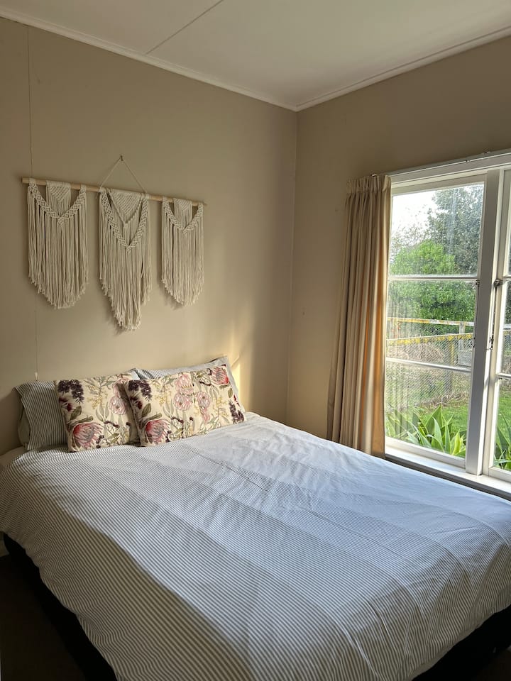 Მარტივი მინიმალური საძინებელი. 