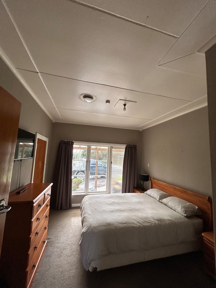 Queen ‑ ის საწოლი ერთი შესასვლელი კარით ვერანდაზე, აღჭურვილია სმარტ-ტელევიზორით და საკმარისი სივრცით. 