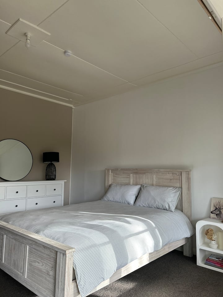 Მთავარი საძინებელი ორადგილიანი შესასვლელი კარით, რომელიც გადის ვერანდაზე, Queen-ის საწოლსა და სამუშაო მაგიდაზე. 