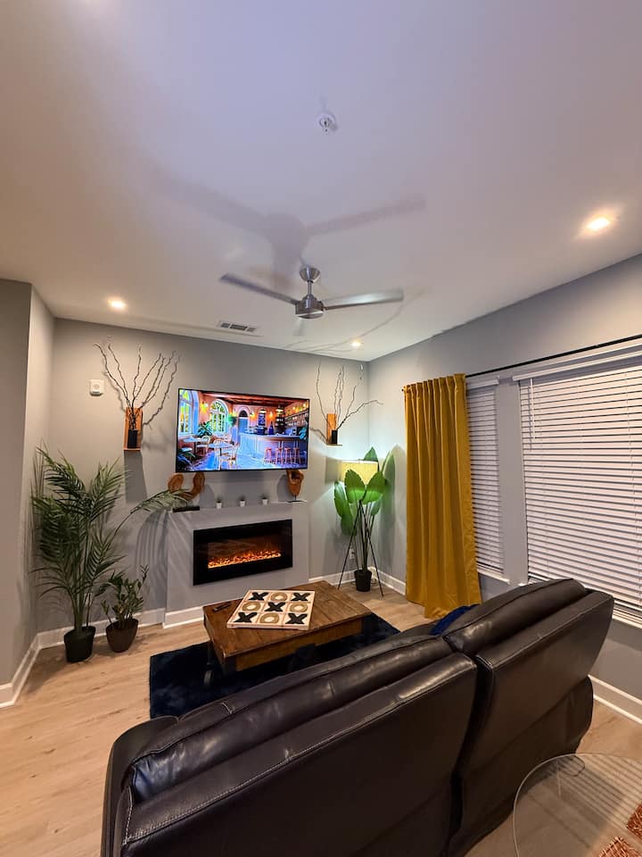 ¡Sofá totalmente reclinable! ¡Espacio abierto con techos altos! 