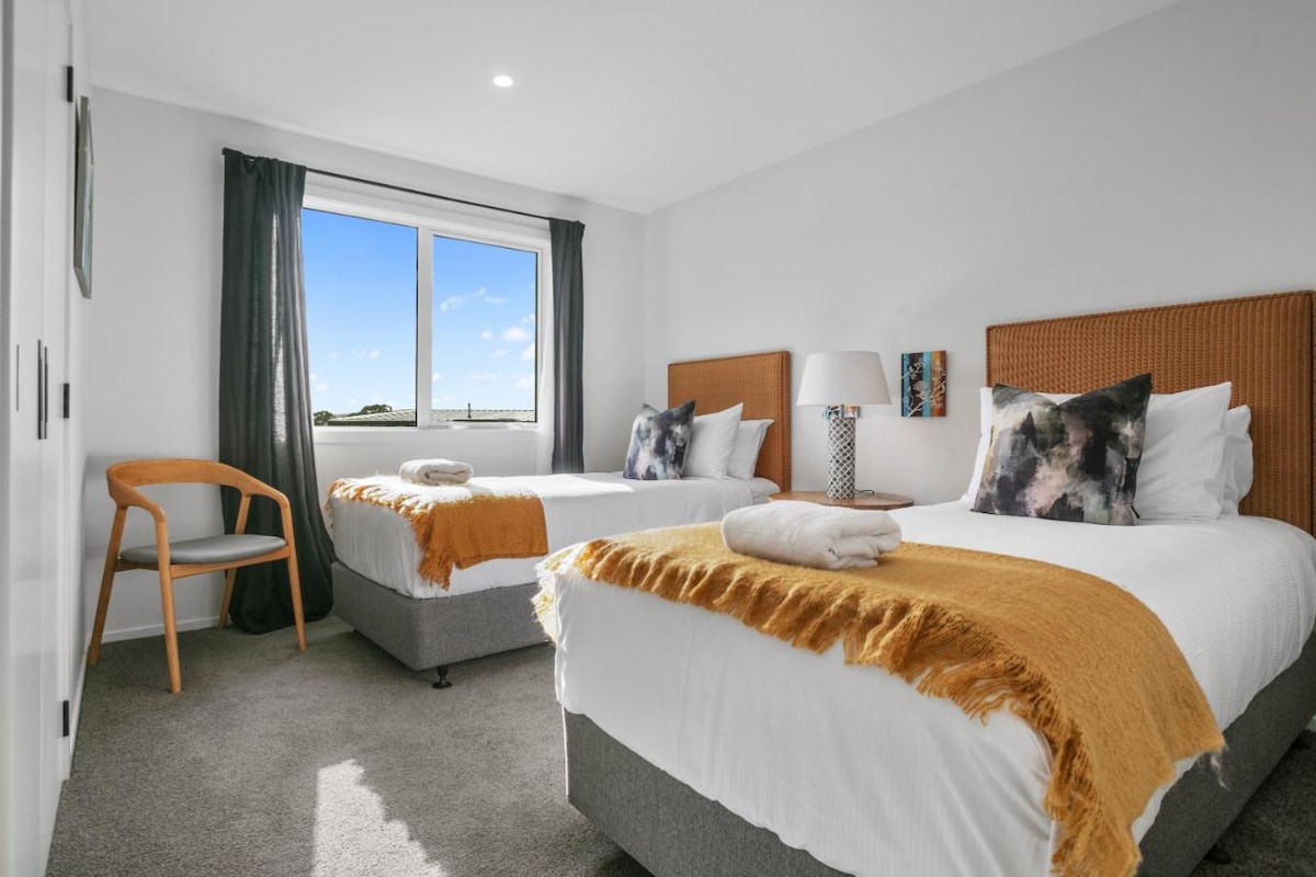 Ეს 2x Single XL (King-Singles) შეიძლება ერთად იყოს 1x Super-King მოთხოვნისამებრ. Გვაცნობეთ დაბინავებამდე არაუგვიანეს 7 დღით ადრე, თუ გსურთ, რომ ეს სუპერ ‑ კინგი იყოს.