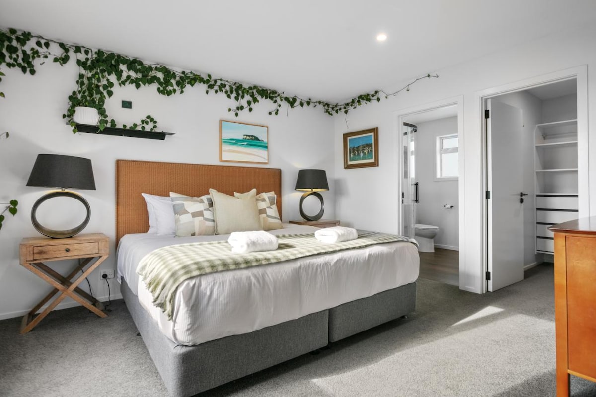 Მთავარი საძინებელი სუპერ ‑ მეფის საწოლით, ცალკე კომპლექტითა და საგარდერობო ოთახით