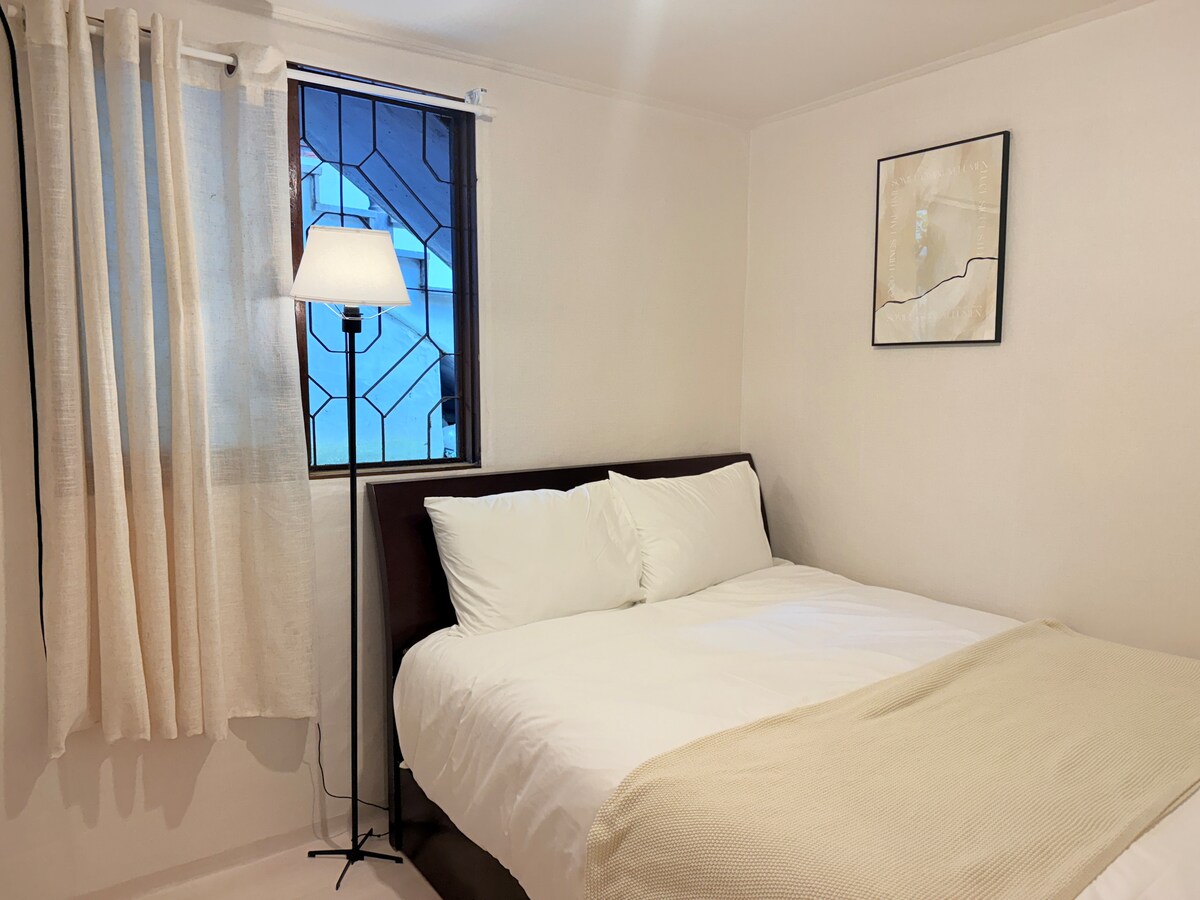 Cama queen, tocador, percha, lámpara de pie, ventilador de circulación, secadora, aspiradora 