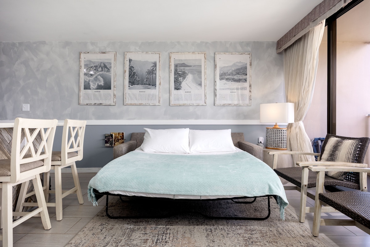 Relájate y desconecta en esta luminosa sala de estar de concepto abierto, con un sofá cama extraíble y acceso directo a un balcón privado con unas vistas impresionantes.