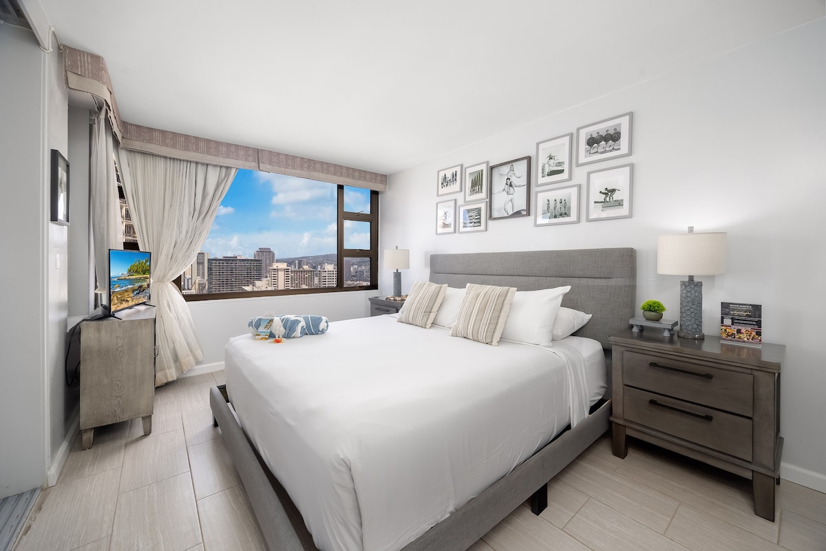 Relájate en tu dormitorio, que ofrece una comodidad serena con una lujosa cama tamaño king, una decoración moderna y unas vistas cautivadoras de la ciudad desde tu ventana, lo que garantiza una estancia tranquila e inspiradora.