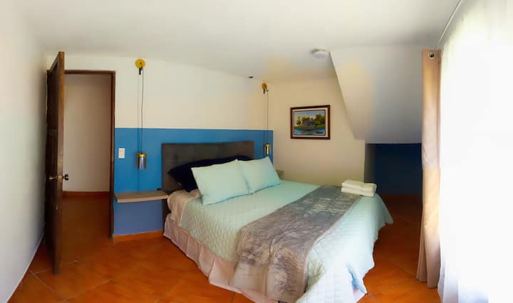 Quatrième chambre avec un lit Queen size, située au premier niveau.