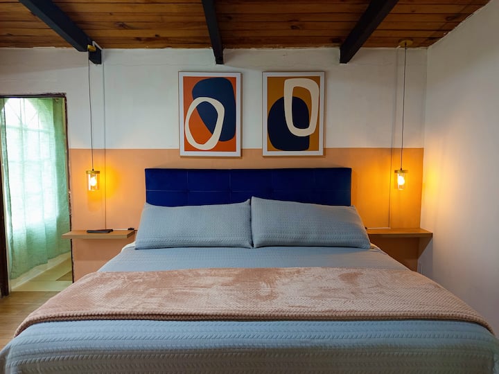 Chambre principale avec un lit King size, située au deuxième niveau.