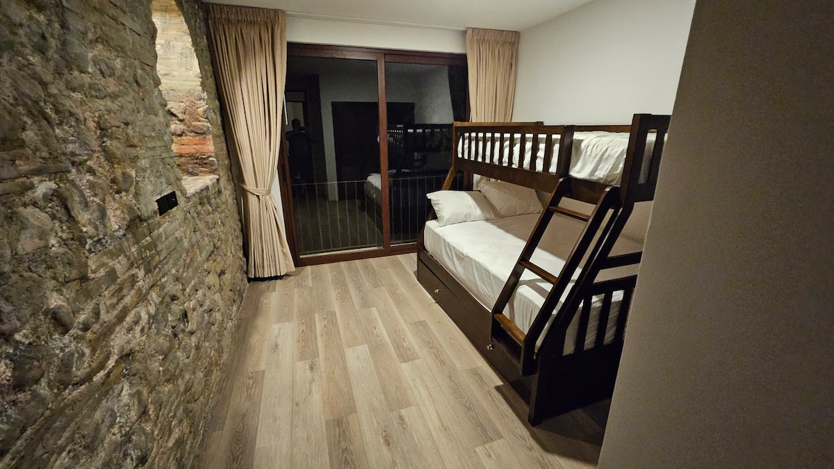 Ova soba je uzbudljiv spoj drevnog i modernog, pružajući jedinstven i udoban boravak gostima svih dobnih skupina.