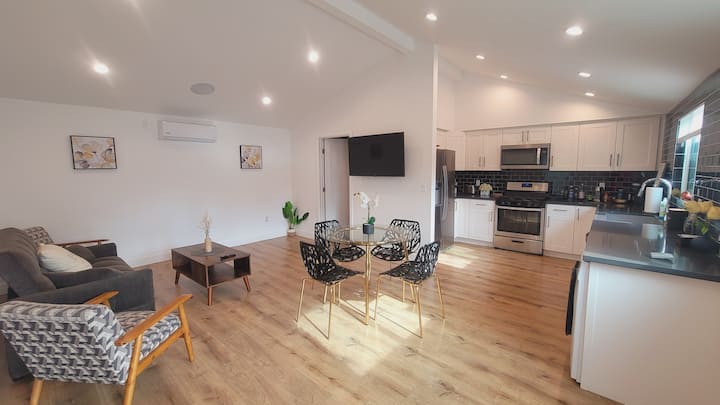 La Gated Home With Own Parking - Burbank, CA