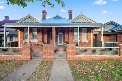 2 Homes in 1 • Best St Wagga