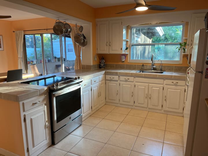 Cute 2/1 Florida Home - Saint Petersburg, FL