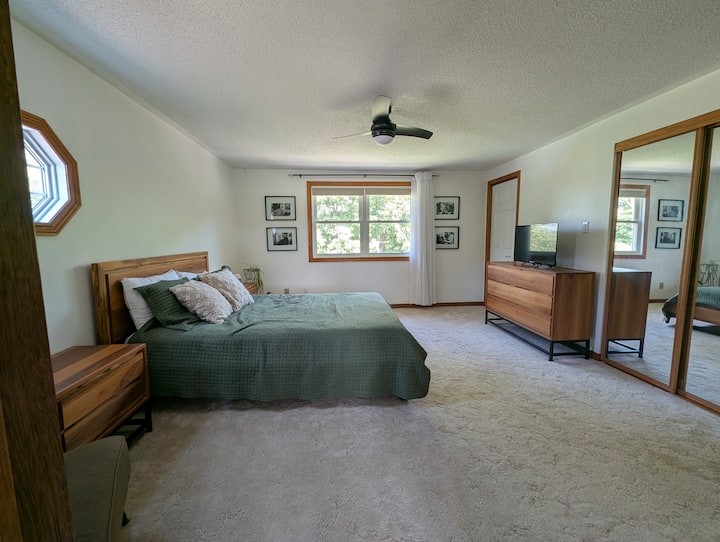 主卧室配备套房卫生间、标准双人床、衣橱和梳妆台以及电视。