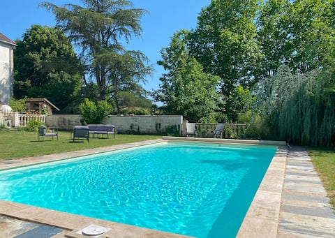 Courtyard stay for 10 • pool, hot tub, near Vichy