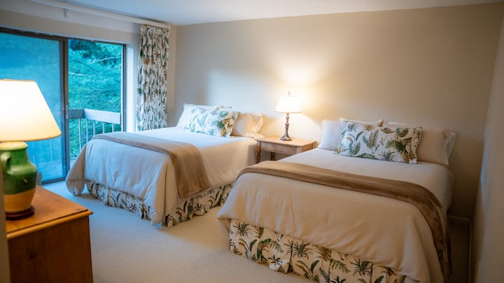 Bedroom 1
En-suite bathroom (tub/shower)
3 spacious closets
Balcony
2 Queen Size Mattresses with luxurious Egyptian cotton sheets