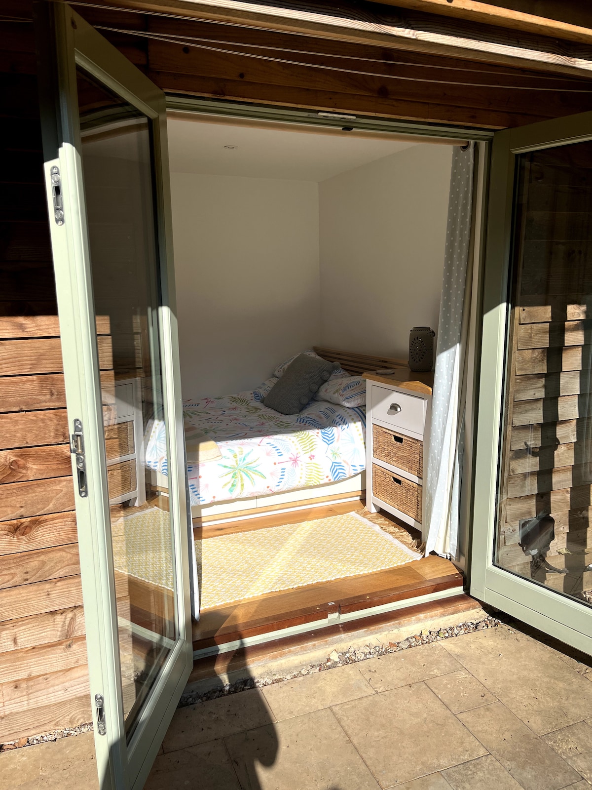 Cosy Riverside Garden Room in Central Nailsworth