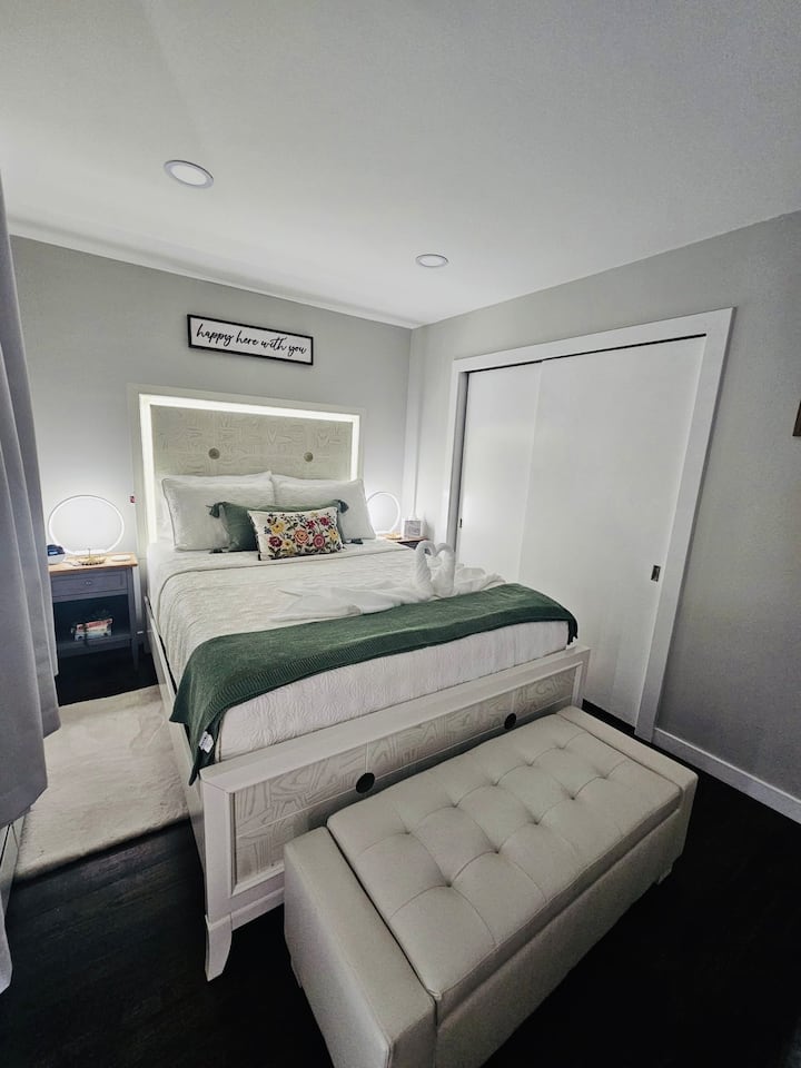 Уютна спалня с три меки LED лампи, създаващи топла и спокойна атмосфера.

