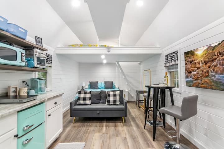 Mwonekano mpana unaoonyesha mpangilio wazi ulio na viti na sehemu ya kupikia pamoja.