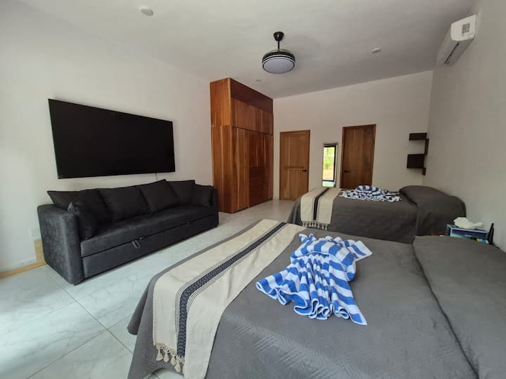 Dhomë gjumi e bollshme dhe e freskët me dy krevate dopio "queen" dhe një divan me madhësi dopio "queen". Ajo ka një banjë të plotë dhe ofron një atmosferë të qetë dhe të ndritshme, e përkryer për t 'u çlodhur dhe për të shijuar një qëndrim të rehatshëm.