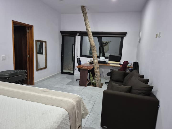 Dhoma kryesore e gjumit ka një krevat dopio "king" dhe një divan dopio "queen" shtesë. Përfshin një banjë të kompletuar, dollap dhe një qoshe pune me një tavolinë pune, ideale për ata që kërkojnë të kombinojnë pushimin dhe produktivitetin në të njëjtën hapësirë.