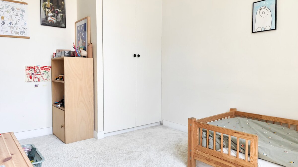 spálňa na poschodí s jednolôžkom pre dieťa