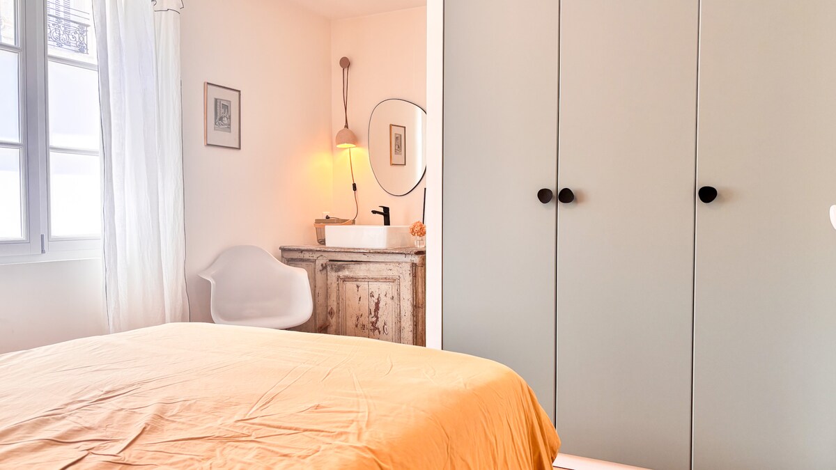 spálňa na prízemí s výhľadom na vlastnú kúpeľňu v tejto izbe