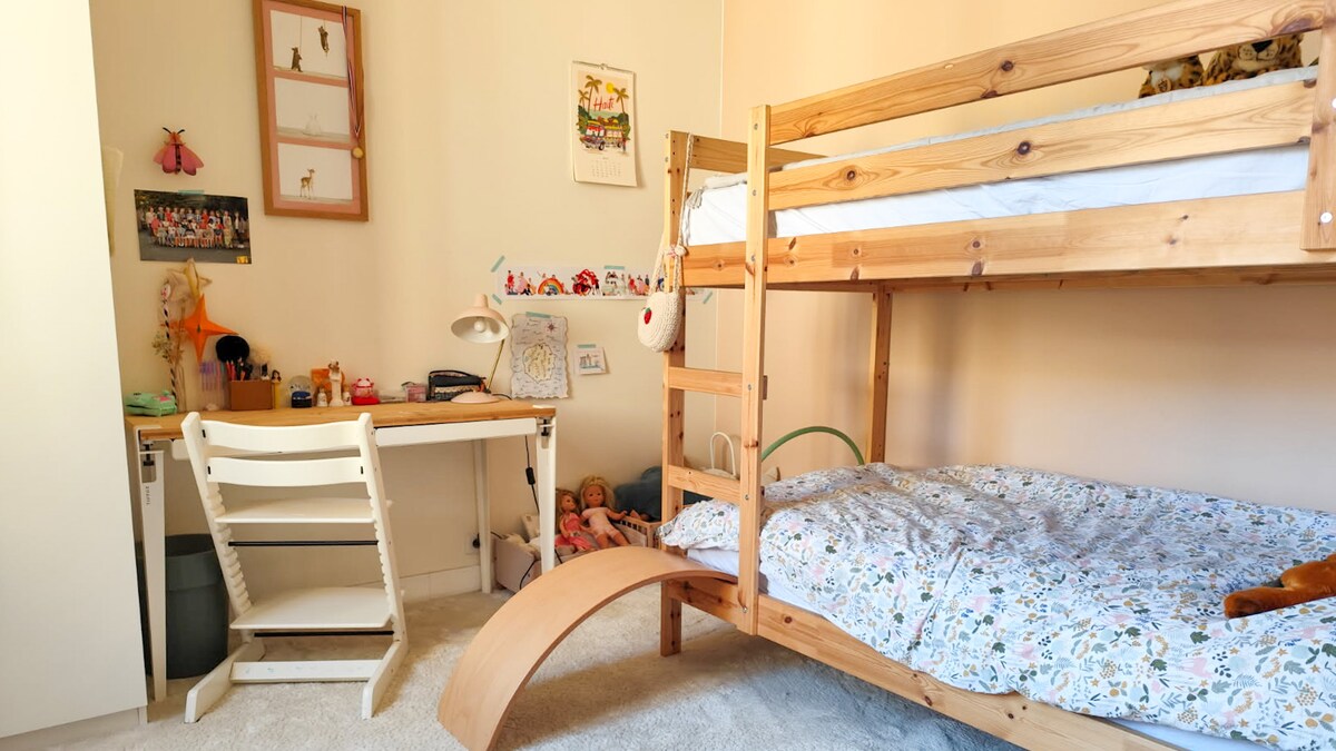 spálňa s poschodovými posteľami na poschodí