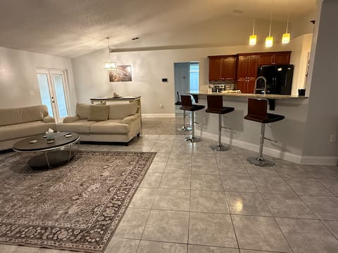 Successful Airbnb property: Quiet home 30 mins from Disney in idyllic setting in Poinciana