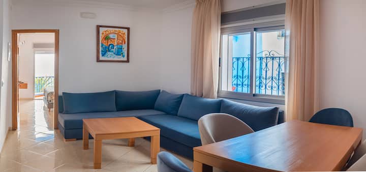 Კომფორტული მისაღები ოთახი კონდიციონერით, ტელევიზორითა და სასადილო მაგიდით