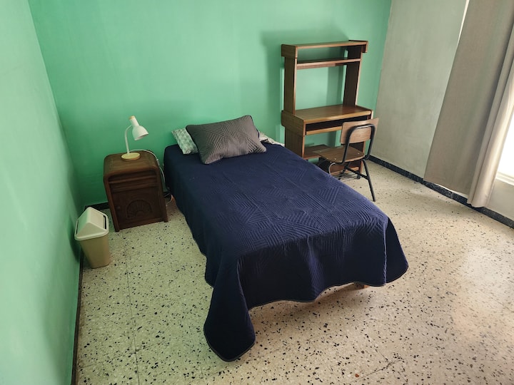 Ďalšia jednolôžková izba so všetkým, čo potrebujete na odpočinok a možno aj trochu práce.