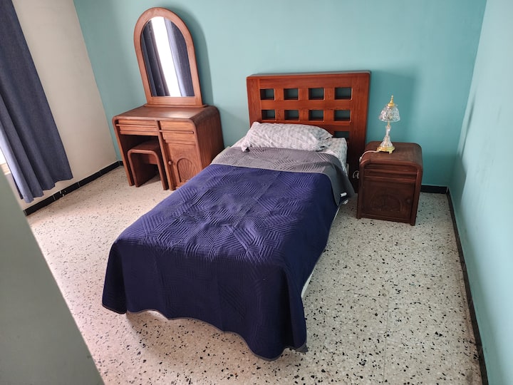 Veľmi pohodlná spálňa pre jednu osobu. Má skriňu a nábytok potrebný na príjemný pobyt.