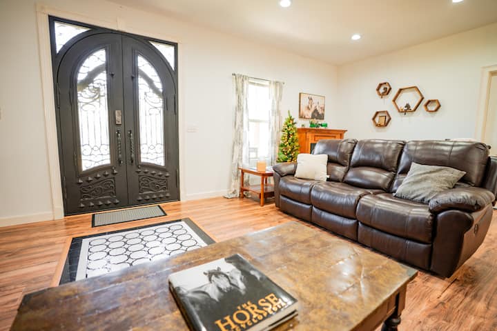 Spacious Farm Retreat W/ Hot Tub, Views & Horses - Smithville, TN