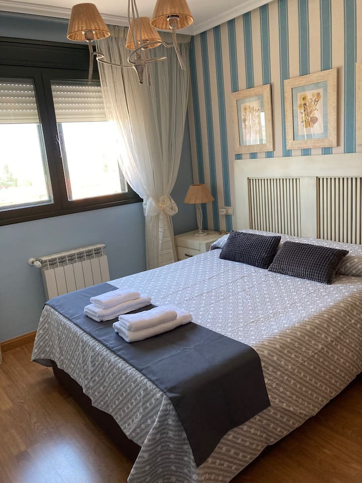 спалня с голямо двойно легло и баня вътре в стаята. Предоставят се спално бельо и кърпи