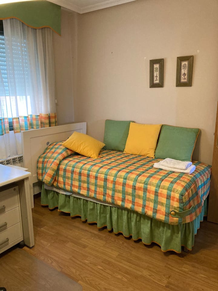 стая с единично легло 90 см, има бюро. Осигурени са чаршафи и кърпи