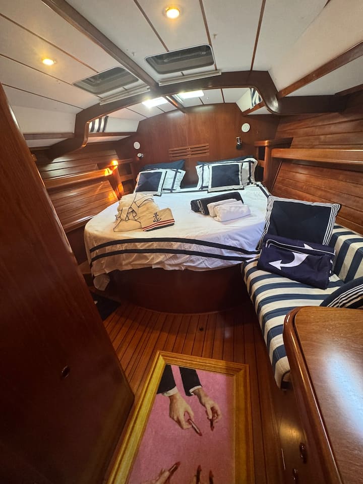 סוויטה ראשית גדולה עם חדר רחצה נפרד עם מקלחון, מיזוג אוויר (כאשר בנמל) עם תוספת תשלום שיש לשלם בזמן ההסעה עם ההזמנה!!